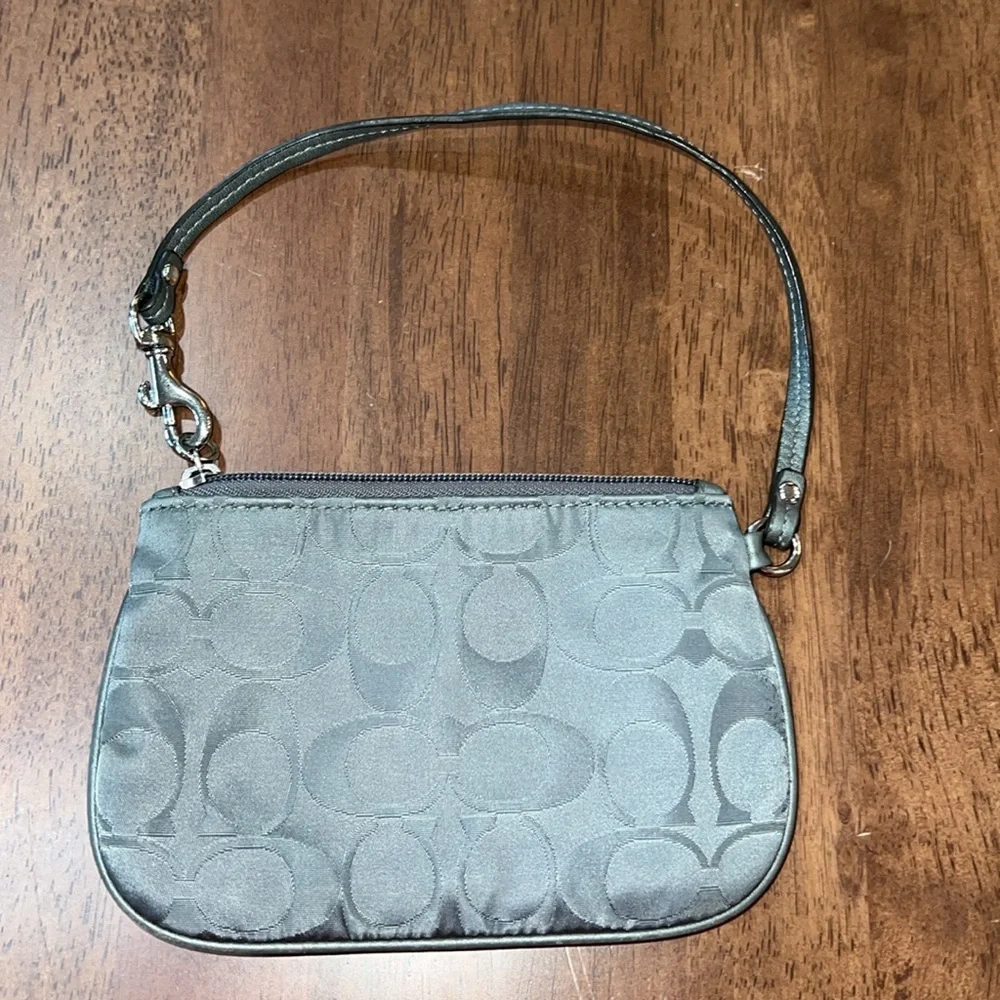 Coach Small Wristlet Gray Bag. Zip closure. Classic Signature logo. Versatile - Picture 4 of 7